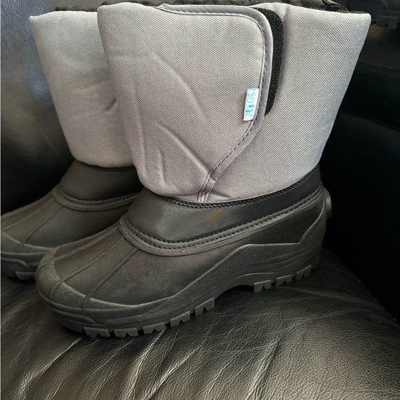 zoogs Other - New/ kids snow boots size 4